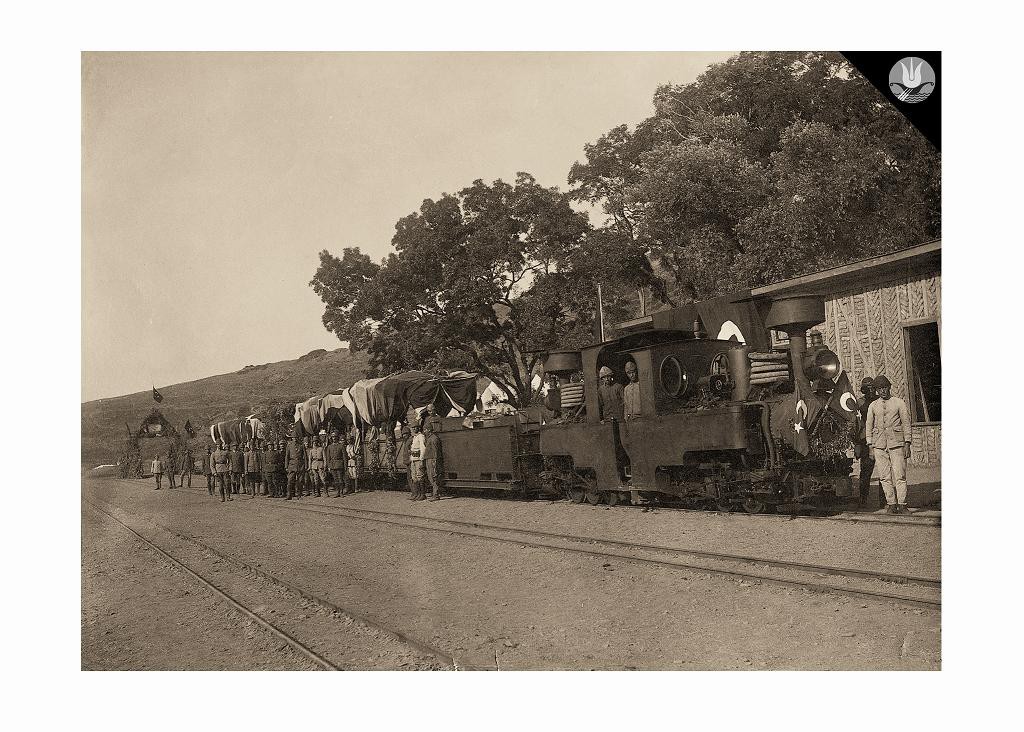 Kitabın hazırlık sürecinde, demiryolu hakkında o günleri bilen yaşlılardan bilgi almak ve yıllar sonra aynı yerlerde bir keşif yapmak üzere çıkılan bir gezide ıssız ormanın içindeki hat takip edilerek atılan her adımda eminim ki aklında dedesinin çektiği fotoğraf kareleri, onunla birlikte yürüyordu… Kitabın hazırlanmasında emeği geçen diğer kişi Mert Sandalcı olmuştur. Mert Bey, kendi deyişiyle bize çocukluğunun özleme dönüşen hayallerini aktarmıştır. Ancak özlemini elindeki belgelerle birleştirdiğinde, bizde de geçmişi ve geleceği bir arada yaşayabileceğimiz böylesi bir güzergahta ilerleyebilme arzusunu uyandırmış ve bu hattın gerçekleşmesinin sağlanabileceğini göstermiştir.