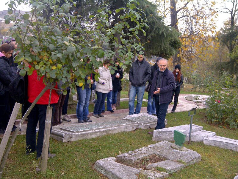 Kitabın ön sözünde de belirtildiği gibi bir çok insanın bir araya gelerek tekrar gün yüzüne çıkardığı demiryoluna ait son kalan taşlar ve raylar Kağıthane Belediyesi'nin bahçesinde korumaya alınarak sergileniyor.