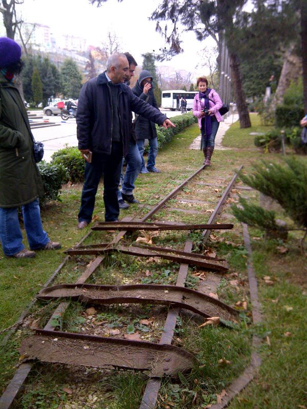 Yoğun ilgi ile izlenen geziler önce kalıntıların bulunduğu belediye binasının bahçesinde başlıyor.