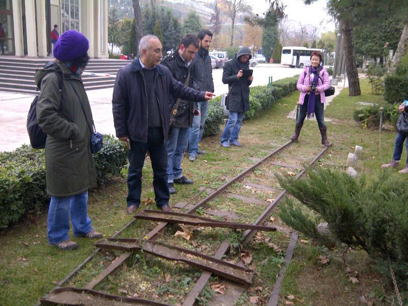 Buradan sonra demiryolunun geçtiği alanlara araçlarla gidilerek, büyük bir bölümü yürünerek güzergah ve kalan izler takip ediliyor.