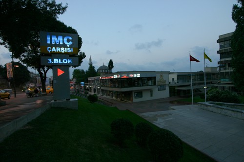 İMÇ, 1960 başında İstanbul Belediyesi tarafından tüm sektörleri bir araya getiren bir alışveriş merkezi olarak tasarlandı. Proje için açılan yarışmayı ünlü mimarlar Doğan Tekeli ve Sami Simsa kazandı.