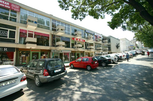 Dördüncü Blok, sanayi dikiş makineleri, halı ve mefruşatları ile ünlü.