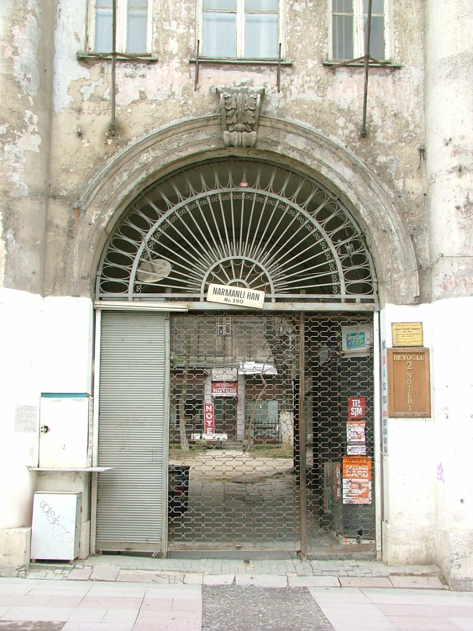 Han, 20’nci yüzyıl başlarına kadar çeşitli eklemelerle genişletildi. 1933’te Narmanlı ailesine satılan binalar, daha sonra mağaza, büro, konut ve sanat atölyesi olarak kullanıldı.