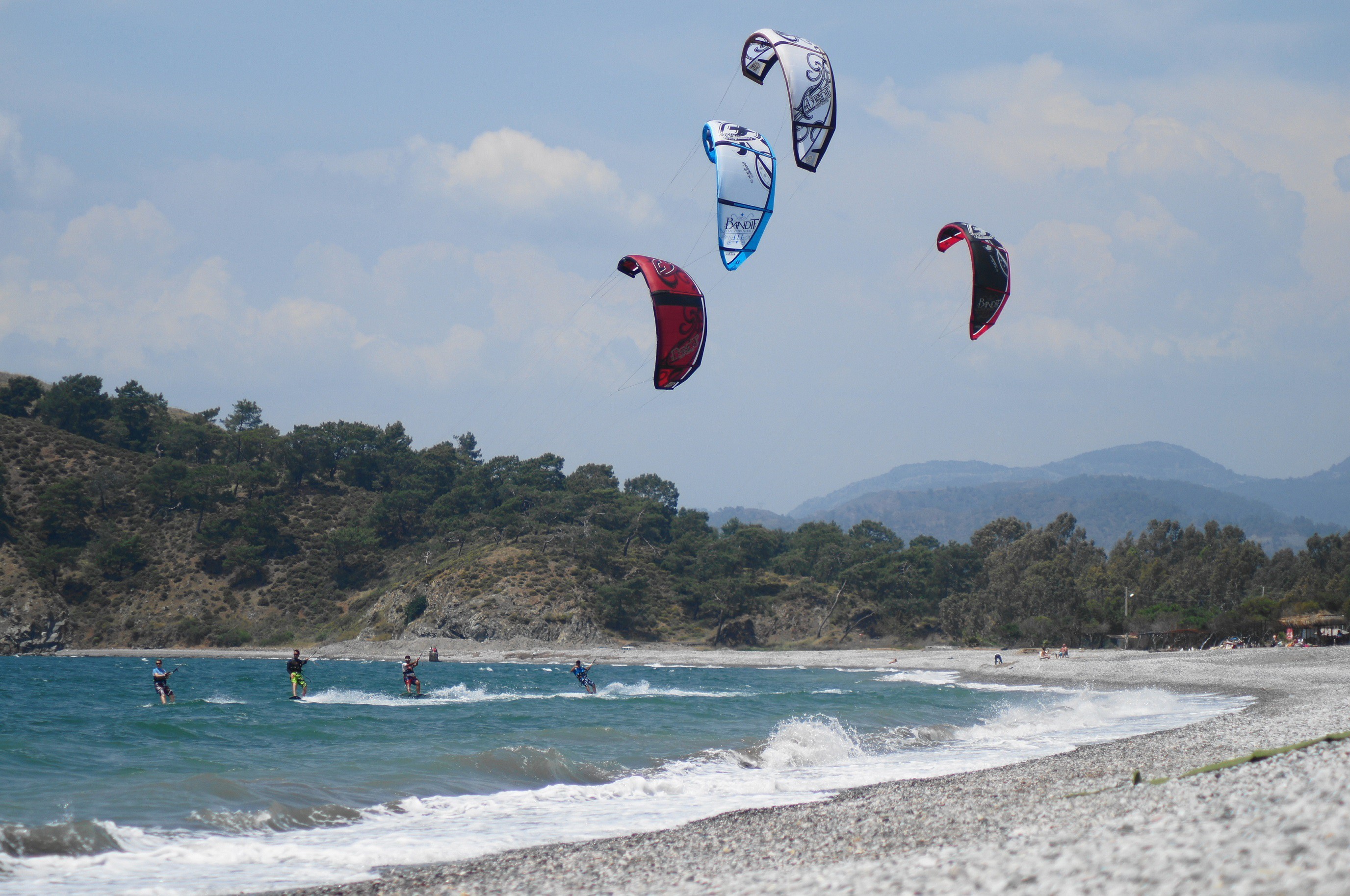 Kitesurf nerede yapılır sorusu sorulunca ise akla gelen ilk yer Fethiye Bölgesi olarak karşımıza çıkıyor. Kitesurf dahil birçok su sporuna da ev sahipliği yapan Fethiye’nin, özellikle de Çalış bölgesinin Kitesurf için tercih edilmesinin en önemli sebebi; yeterli derecede dalgalı ve rüzgarlı olması. Ayrıca sıcak havası ile sörf elbisesi giymeye gerek kalmadan rüzgara karşı özgürce bu sporun tadına varılabilir.