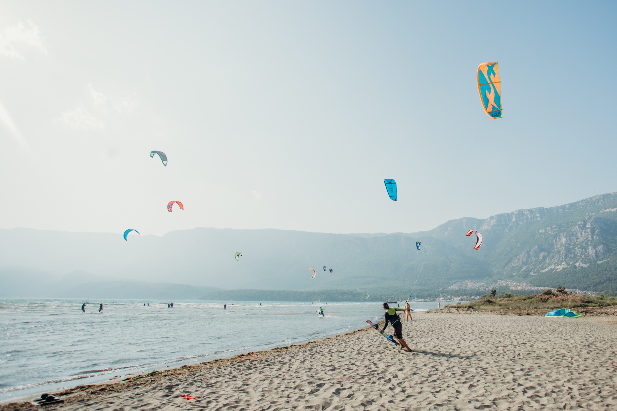 Kitesurf, heyecanı doruklarında yaşamak, denizi ve rüzgarı bir başka şekilde deneyimlemek isteyen tatilciler için bulunmaz bir fırsat. Tatil dönemini alışılmışın dışında geçirmek isteyen, aynı zamanda doğanın ve sporun birleştiği aktivitelerden yararlanma fırsatını kaçırmak istemeyen tatilciler, yola koyulmadan önce hazırlıklarını yapıyor. Bu anlamda özelikle Türkiye’nin en önemli tatil beldelerinden biri olan Fethiye, Kitesurf’ün yanı sıra diğer sporlar için de tercih edilen bir destinasyon olarak iddiasını ortaya koyuyor.