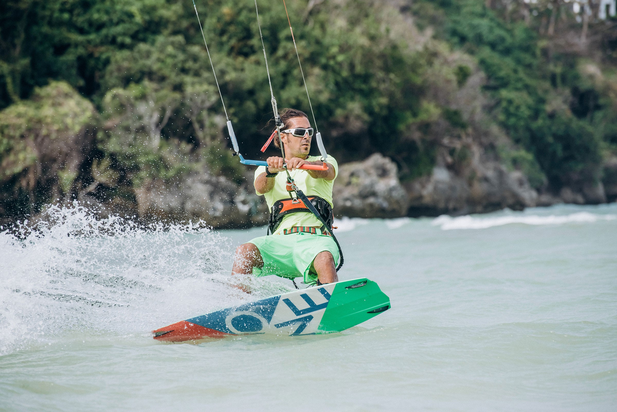 RÜZGAR VE HIZIN SEVDASI KİTESURF / En sade şekli ile ‘su üzerinde bir board ile uçurtmaya bağlı yapılan bir spor’ olarak tanımlayabileceğimiz Kitesurf su sporu, yaz tatilinizi rüzgar, deniz ve uçurtma ile keyiflendirebileceğiniz eşsiz bir fırsat. Kitesurf ya da diğer bir deyişle Kiteboard, dünyanın en hızla yayılan belki de en popüler sporu. Kitesurf ile yer çekimine meydan okuyup çok yükseklere sıçrayabilir ve rüzgarın hızına karşı gelerek denizin üstünde kayabilirsiniz. Aynı zamanda adrenalin tutkunları için vazgeçilmez olan bu spor size adrenalin hissini de sonuna kadar yaşatmayı vaat ediyor.