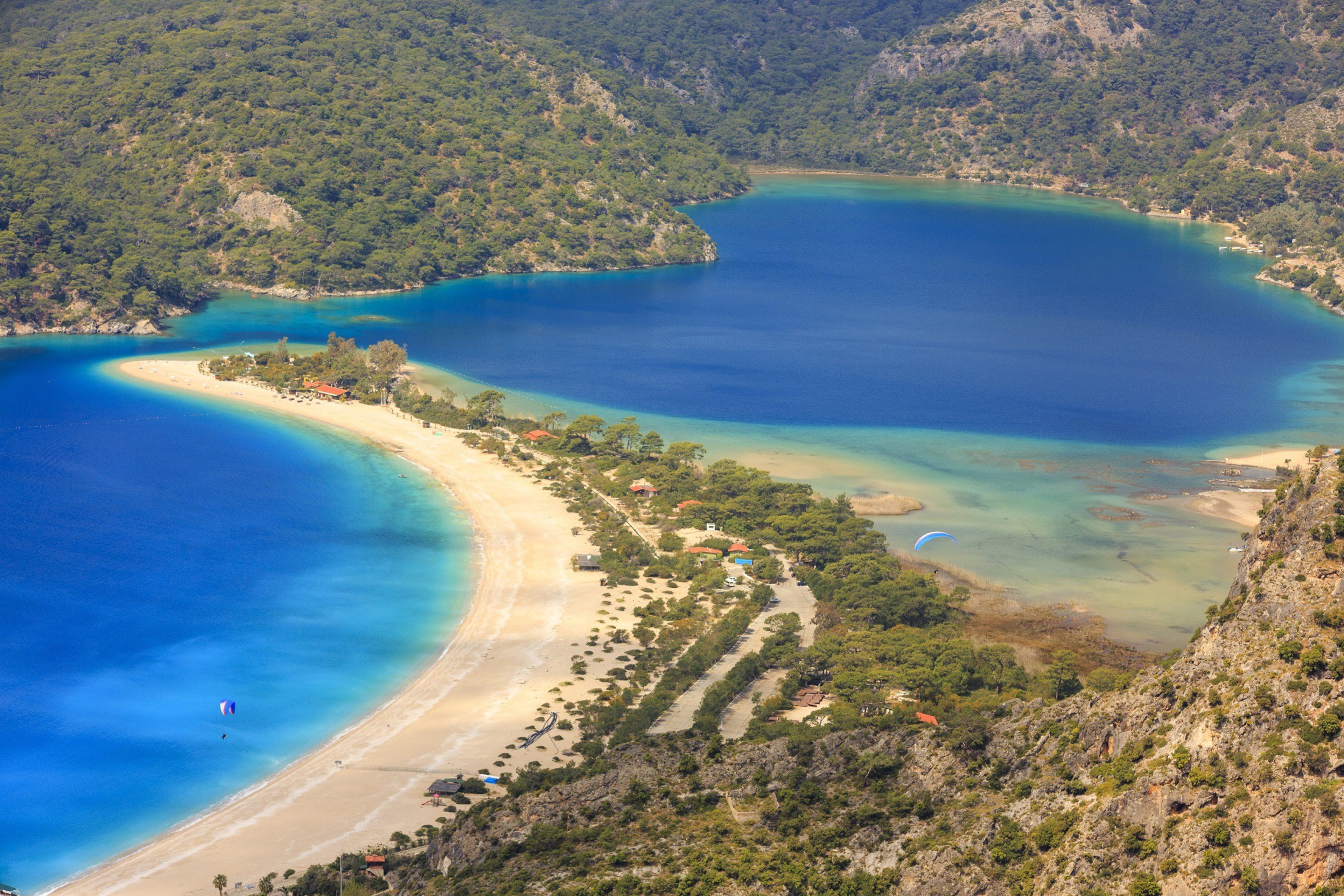 Gündüz Kitesurf sporunu deneyimlerken akşam konaklamanız için de Fethiye’de çok çeşitli konaklama olanağı mevcut. Fethiye Otelciler Birliği Başkanı Bülent Uysal, ”Özellikle, Çalış Plajı bölgesindeki oteller dalgalı ve rüzgarlı denizi sebebiyle Kitesurf meraklılarının tercih ettiği bir nokta. Akşam saatlerinde ise plaj boyunca sıralı restoranlardan birini tercih edebilirsiniz” dedi.