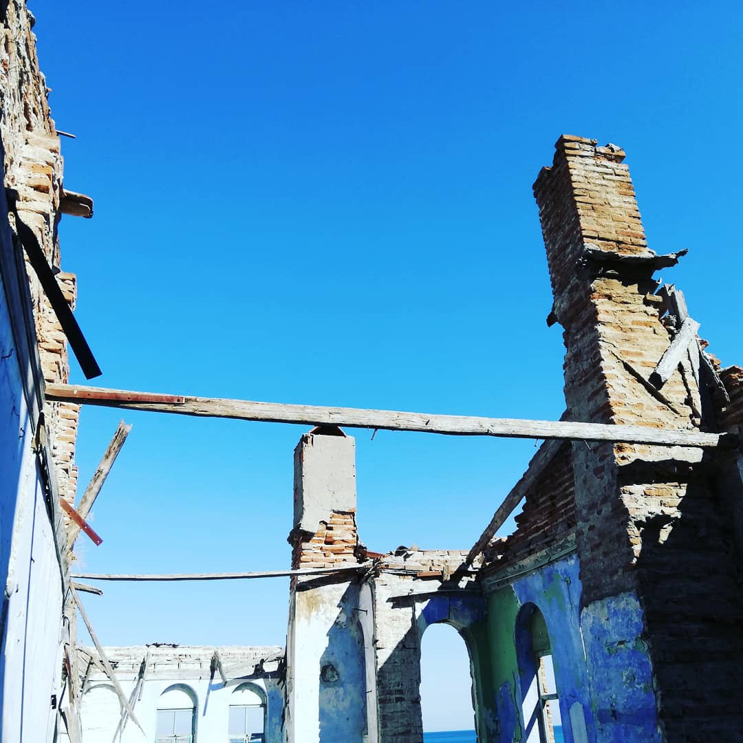 Sokak aralarında denizin iyot kokusu. Lodosta ayrı, meltem rüzgarında ayrı.