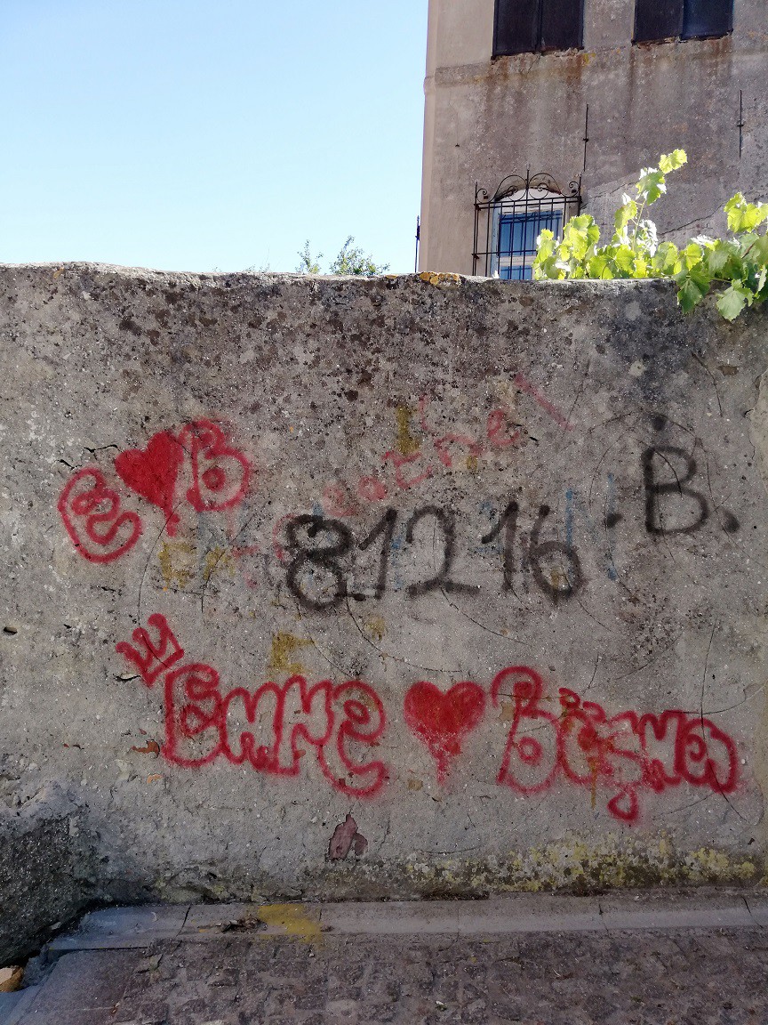 Burada da duvara yazı yazma kültürü var. En naifinden.