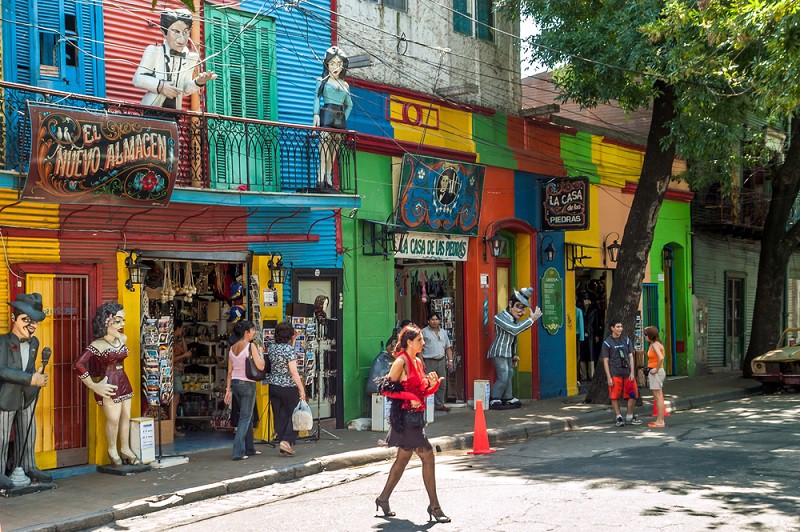 Buenos Aires. / Bu yolculuk, sadece yeni bir dansı öğrenmek için değil milonga olarak adlandırılan tango gecelerinde hem Arjantinliler hem de dünyanın dört bir yanından gelen dans severlerle sosyalleşmek için de eşsiz bir deneyim. Buenos Aires’te her gece, La Catedral, La Virtua, Maldita, El Beso gibi tango salonlarında düzenlenen milongalara katılabilir, Academia de Tango Mora Godoy gibi stüdyolarda gerçekleştirilen, her seviyeden tango atölyesinde ders alabilirsiniz.