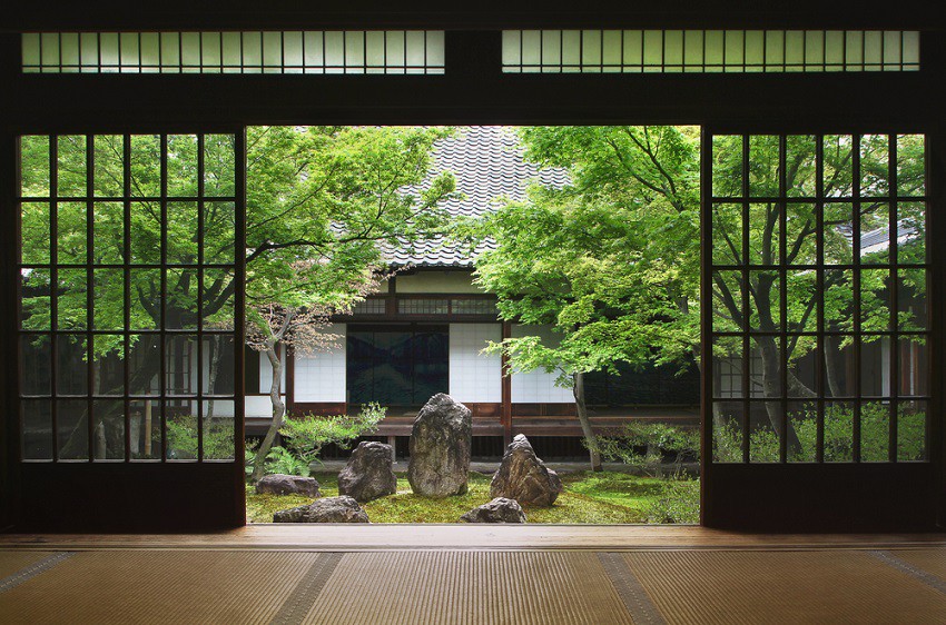 Japonya, Zen. / Japonya’nın hemen her büyük kentinde bulabileceğiniz dersler, genellikle Nisan ve Eylül ayları arasında düzenleniyor. Uluslararası Kyudo Federasyonu IKYF’nin seminerlerini takip ederek atölyeleri takip edebilirsiniz.