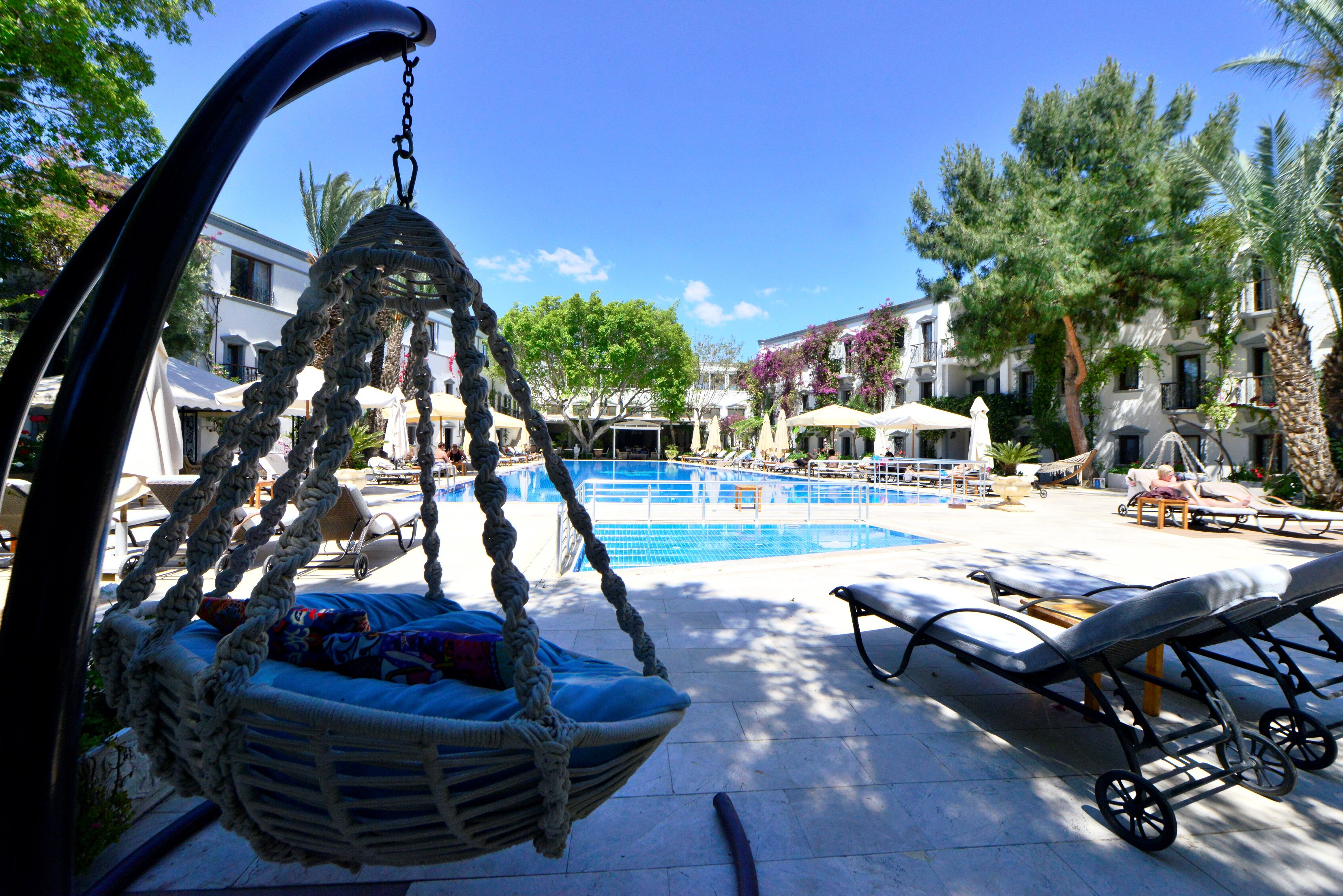 Türkiye, Bodrum. / İki kişinin el ele tutuşup gidebileceği ve çok çeşitli aktivitelerle 24 saat tatil yapabilecekleri yerlerden birisi de Muğla'nın Bodrum ilçesi.