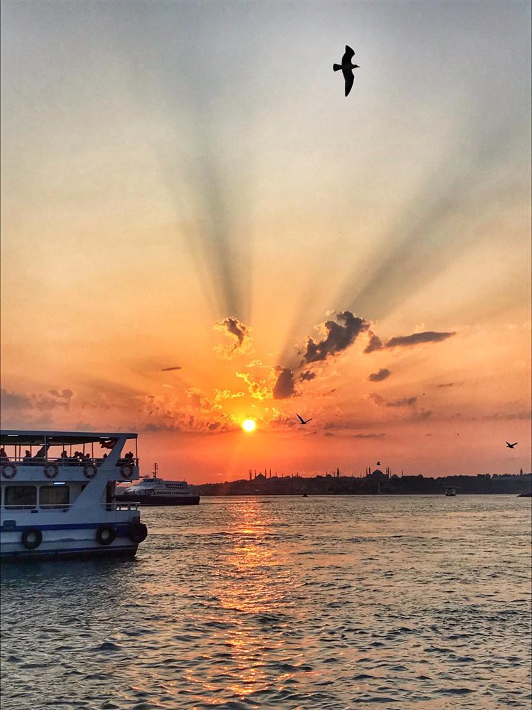 Türkiye, İstanbul. / İstanbul'da gün batımından doğumuna kadar geçen süre içerisinde pek çok ilçesinde, köşesinde ve kıyısında farklı tatil alternatifleri ile mutlu olmak mümkün. Bu kentte sevdiğinizle kaybolmak ve kendinizi farklı şekillerde tekrar bulmak için yaşanacak deneyimler adeta sırasını bekliyor.
(Fotoğraf: Aslin Erşen)