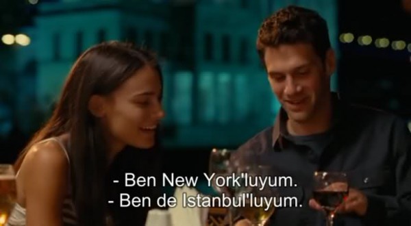 AŞKIN YAŞI YOK - THA REBOUND / Filmin çekimleri İstanbul’da gerçekleştirdi. Başrol oyuncu Justin Bartha’ya Saadet Işıl Aksoy'un eşlik ettiği filmin afişinde de Ortaköy, camisi ve Boğaz Köprüsü yer alıyor.