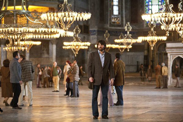 OPERASYON ARGO / Hem başrolünü hem de yönetmenliğini Ben Affleck’in üstlendiği 2012 yapımlı “Operasyon Argo” filmi, Oscar’da “En İyi Kurgu”, “En İyi Uyarlama Senaryo” ve “En İyi Film” ödüllerini aldı. Farklı festivallerden de ödüllerle dönen filmin çekim mekanları arasında İstanbul da bulunuyor. Filmin konusu şöyle: 4 Kasım 1979 tarihinde Şah'ın devrildiği İran Devrimi'nin en yoğun günlerinde, militanlar başkent Tahran’daki Amerikan Büyük Elçilik binasına girip 52 Amerikalıyı rehin alırlar. O karmaşada kaçmayı başaran altı Amerikan vatandaşı Kanada Elçiliği’ne sığınır ve hayatları halen tehlikededir. Her an yakalanma ve öldürülme tehlikesiyle karşı karşıyadırlar. CIA uzmanı Tony Mendez bu Amerikan vatandaşlarını kurtarmak amacıyla oldukça riskli bir plan hazırlar.