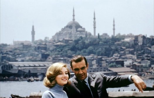 FROM RUSSIA WITH LOVE / From Russia With Love yapımı 1963'e dayanan eski ama ölmez eserlerden. James Bond film serisinin İstanbul’u ne kadar çok sevdiğinin ilk kanıtı niteliğindeki film İstanbul’da sahne alan ilk Bond filmi. Sean Connery’nin usta oyunculuğu eşliğinde...