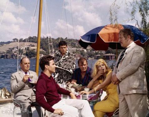 TOPKAPI / Topkapı isimli film de 1964 tarihini taşıyan eski yapımlardan. Topkapı Müzesi’nden çalınan mücevherli hançerin peşinden koşan insanları konu alan Hollywood yapımı o dönemin İstanbul'unu görmek için izleyebilirsiniz.
