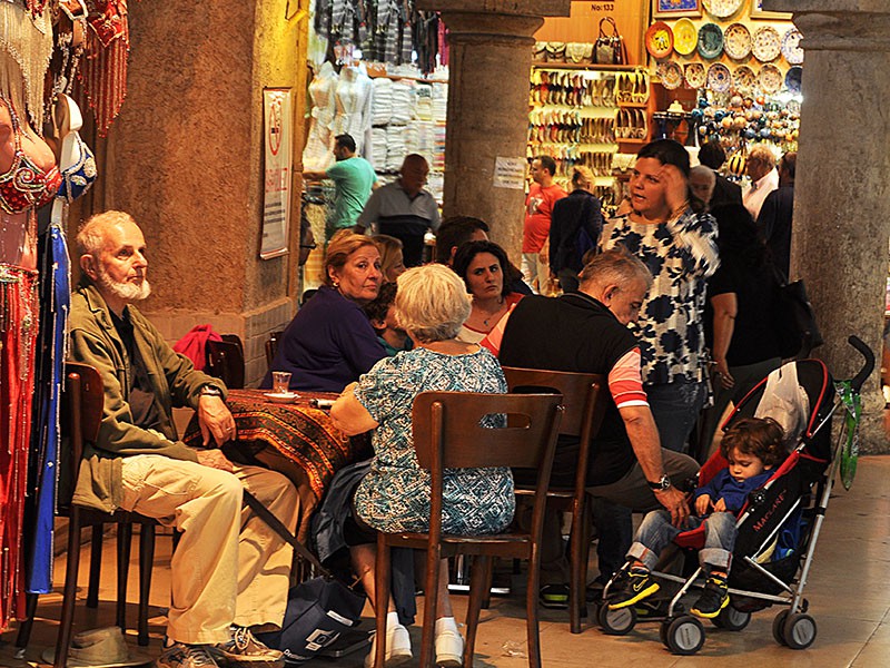 Kapalıçarşı'nın içinde, kapalı bir alanda turistleri ağırlayan Şark Kahvesi.