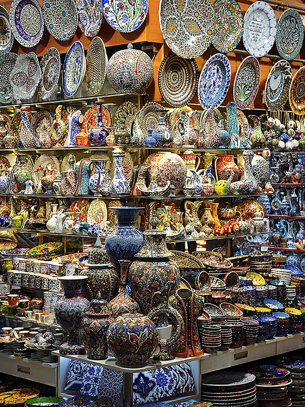 Turistlerin ilgisini çeken hediyelik eşyalar.