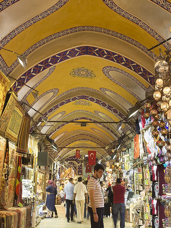 Kapalıçarşı'nın Osmanlı'ya açılan kapısı olan tavan süslemeleri.