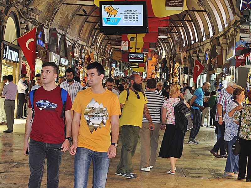 Çarşının içindeki cadde ve sokakların bazıları Fesçiler, Serpuşlar, Terlikçiler, Kuyumcular, Aynacılar ve Kalpakçılar gibi mesleklerle isimlendiriliyor.