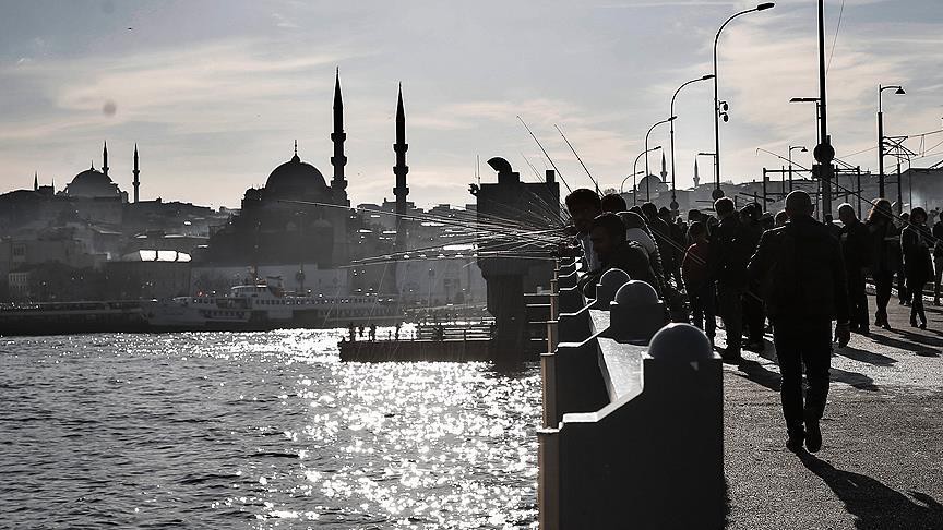 Kurukahveci Mehmet Efendi, 19. yüzyılın sonlarına kadar Türk Kahvesi, çiğ çekirdek olarak satılıyor ve evlerdeki kahve tavalarında kavrulduktan sonra el değirmenlerinde çekilerek içilebiliyordu. Bu durum, Hasan Efendi’nin işlettiği baharat ve çiğ kahve satan dükkanın, oğlu Mehmet Efendi tarafından devralınmasına kadar sürdü.