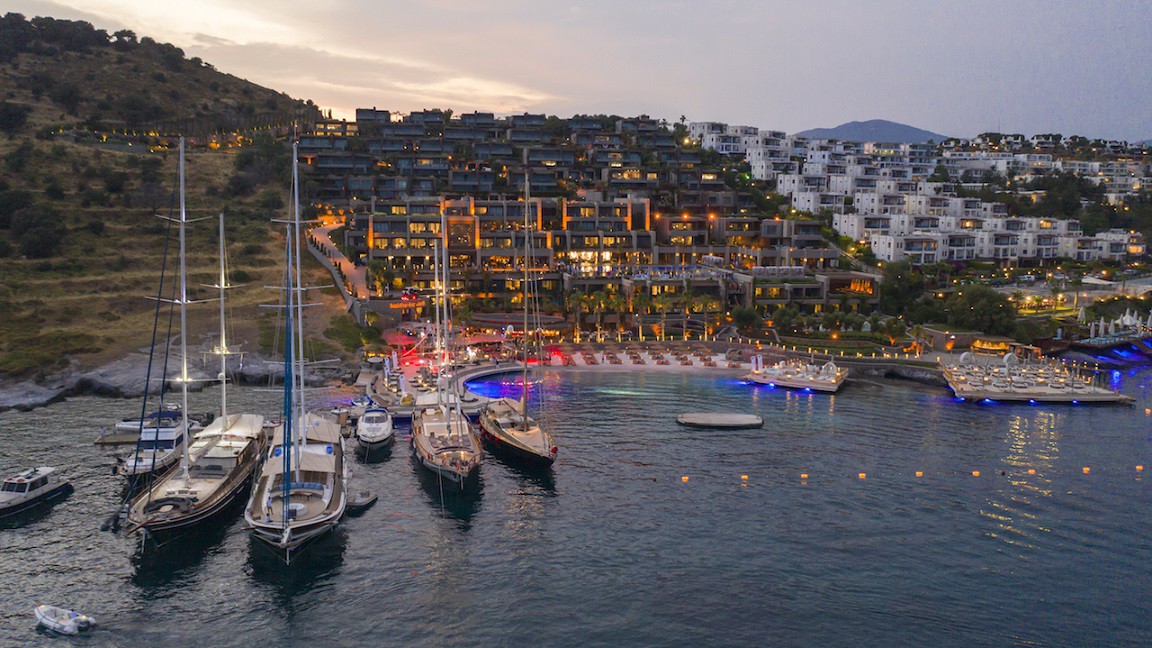 Muğla ilinin en popüler ilçesi Bodrum sadece gündüzü ile değil gecesi ile de güzel. Merkezi, merkezinin dışındaki Bitez, Akarlar, Turgutreis, Gündoğan, Türkbükü, Gümüşlük, Yalıkavak, Torba, Göltürkbükü, Ortakent (Yahşi), Aspat, Bağla, Gümbet, Bardakçı, Güvercinlik, Kadıkalesi, Karaincir, Mumcular ve Yalıçiftlik beldeleri gündüzleri olduğu gibi geceleri ile de güzel.