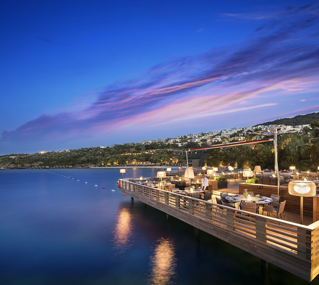 Denizin üstüne uzanarak hizmet veren restoran ve eğlence yerlerinin en büyük albenisi, gece gökyüzündeki yıldızların yarattığı görsel şölen.
