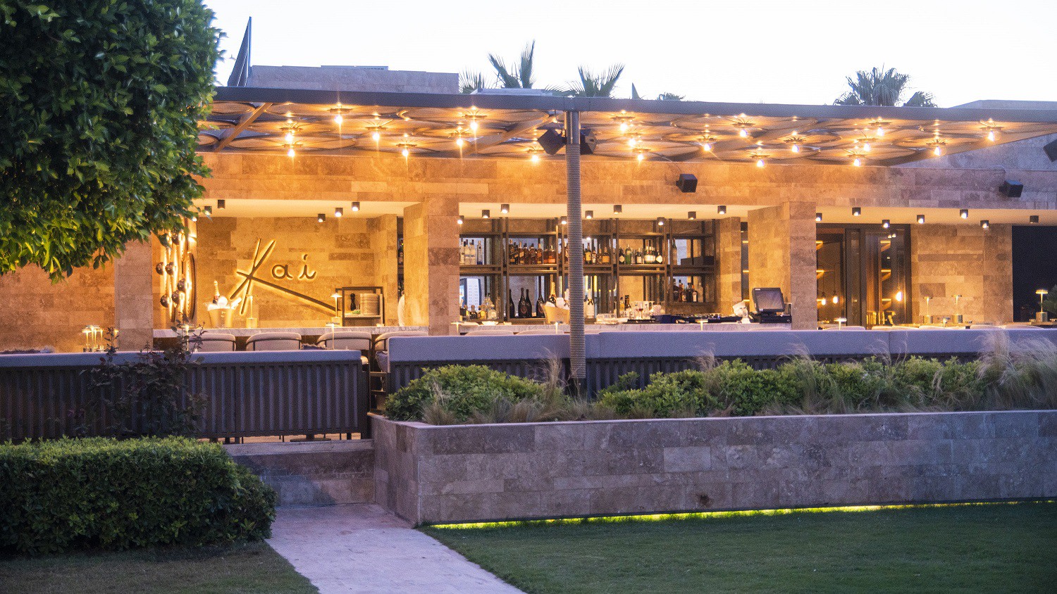 Turizm demek sadece seyahat ve konaklamadan ibaret değil. Alışveriş yapılmalı ve yenilip içilmeli de. Turistik tesisleri bir bütün olarak ele aldığımızda mekanların gece mesaisine göz atmakta yarar var.