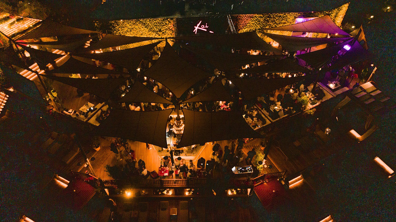 Marinalardan tutun da merkezdeki kafelere kadar, tüm işletmeler ve esnaf bütün bir kışı hazırlıkla geçiriyorlar. Güvenlik görevlilerinden aşçılarına kadar bu sektörden geçimini sağlayan büyük bir kesimin yolculuğu bu. Ve çoğunlukla mesaileri gece başlıyor.