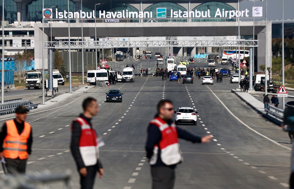 Tünel içerisinde TBM makinesi çalıştırılarak tünel delme işlemi tamamlandı ve bu kesimde ışık görüldü. Tünel delme makinesini kullanan operatörler, tünelden çıkarak makinenin üzerinde Türk Bayrağı açtı.
