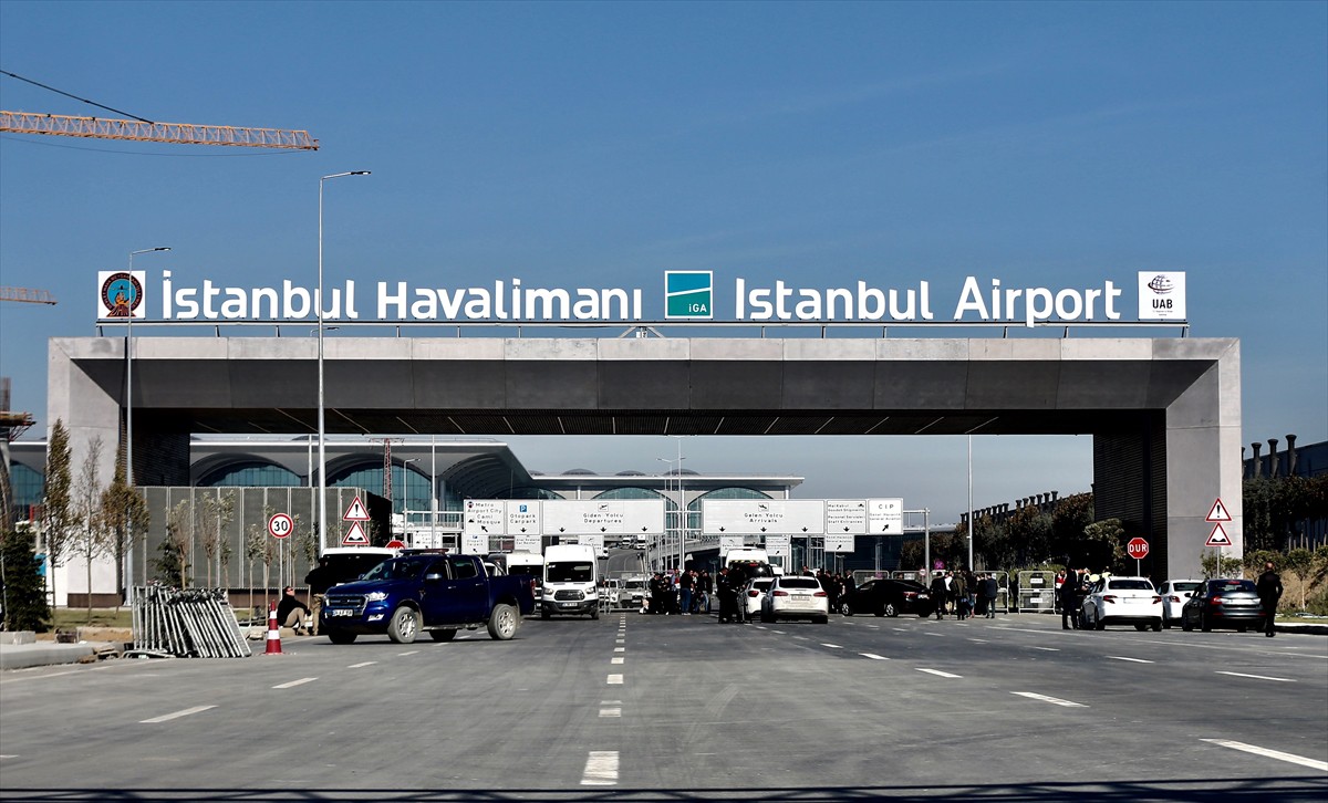 Beraberindeki heyetle tünel açma işlemlerini takip eden ve yetkililerden bilgi alan Turhan, burada operatörlere baklava ikram etti.