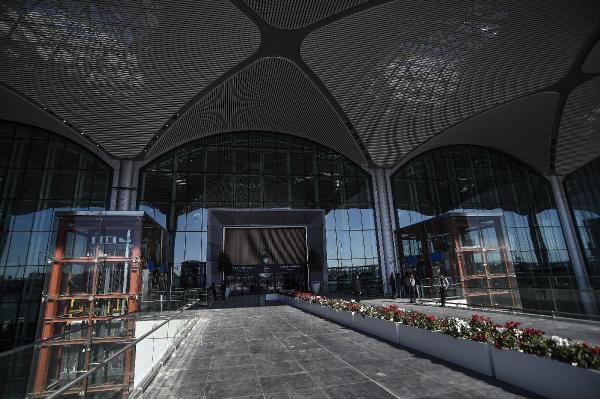 Turizme yönelik havalimanlarında uçak trafiği ise iç hatlarda 91 bin 670, dış hatlarda ise 116 bin 90 olarak gerçekleşti.
