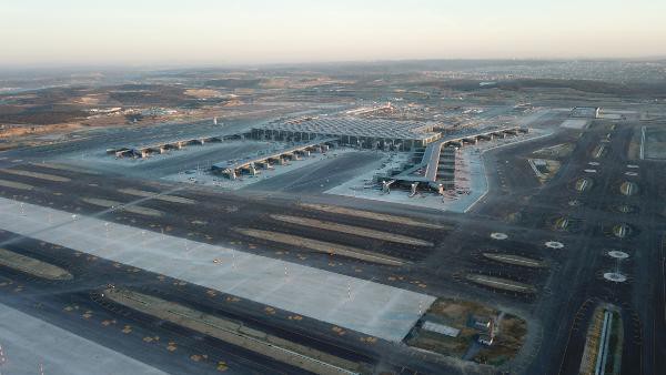 İstanbul Havalimanı'nın apronlarına ulaşmak için araçlar uçaklar ve çıkış kapıları arasında hizmet veriyor.