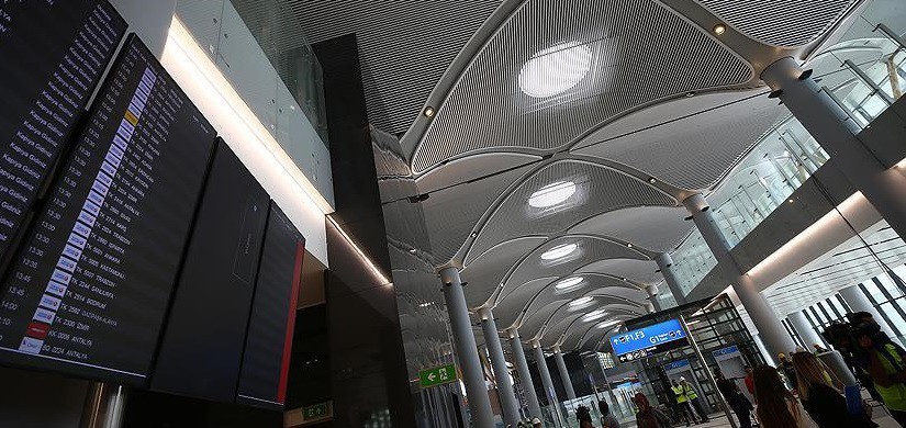 Yıllık 90 milyon yolcu kapasitesi ile yolcularını misafir eden dünyanın yeni havacılık merkezi İstanbul Havalimanı, tüm fazları tamamlandığında yılda 200 milyon yolcuya hizmet verecek.