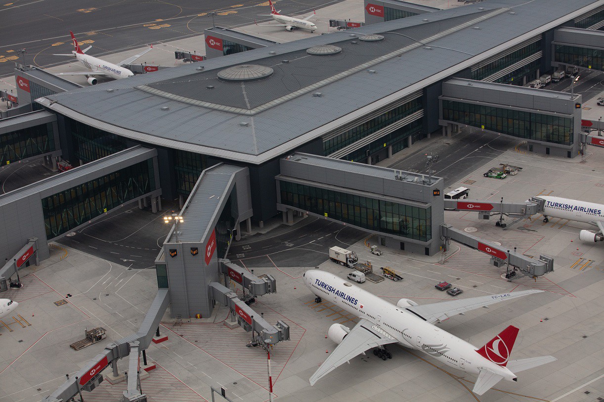 İç ve dış hatlar geliş katında bulunan tüm turizm acenteleri, araba kiralama firmaları ve benzeri işletmelerin çalışanlarının sadece kendilerine ait büroların içinde bulunabilecekleri aktarılan açıklamada,