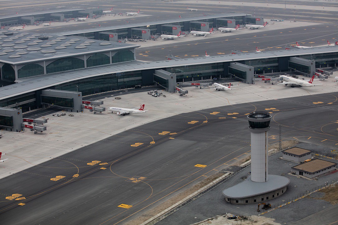 İstanbul Havalimanı'nda görev yapan taksicilere İngilizce öğrenme zorunluluğu getiriliyor. Böylece turistler gidecekleri adresi taksicilere rahatça anlatacak, kafa karışıklığı olmayacak.