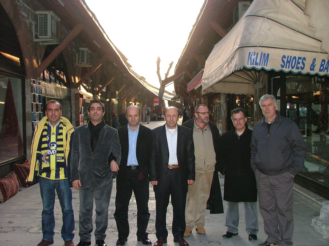 ARASTA ÇARŞISI: Sultanahmet’te, Sultanahmet kadar eski fakat yeni tanınan tarihi bir mekan Arasta Çarşısı. Bu çarşı Sultanahmet kadar eski, camiye ek gelir sağlaması amacıyla yapıldı. Çarşı uzun yıllar kullanılmamıştı. 1980’lerin başında, Kenan Evren’in ziyaretinden sonra restore edildi. Son birkaç yılda tam şeklini aldı. Buraya daha çok koleksiyoncu turistler geliyor ve muhteşem bir yer olduğunu söylüyorlar.
