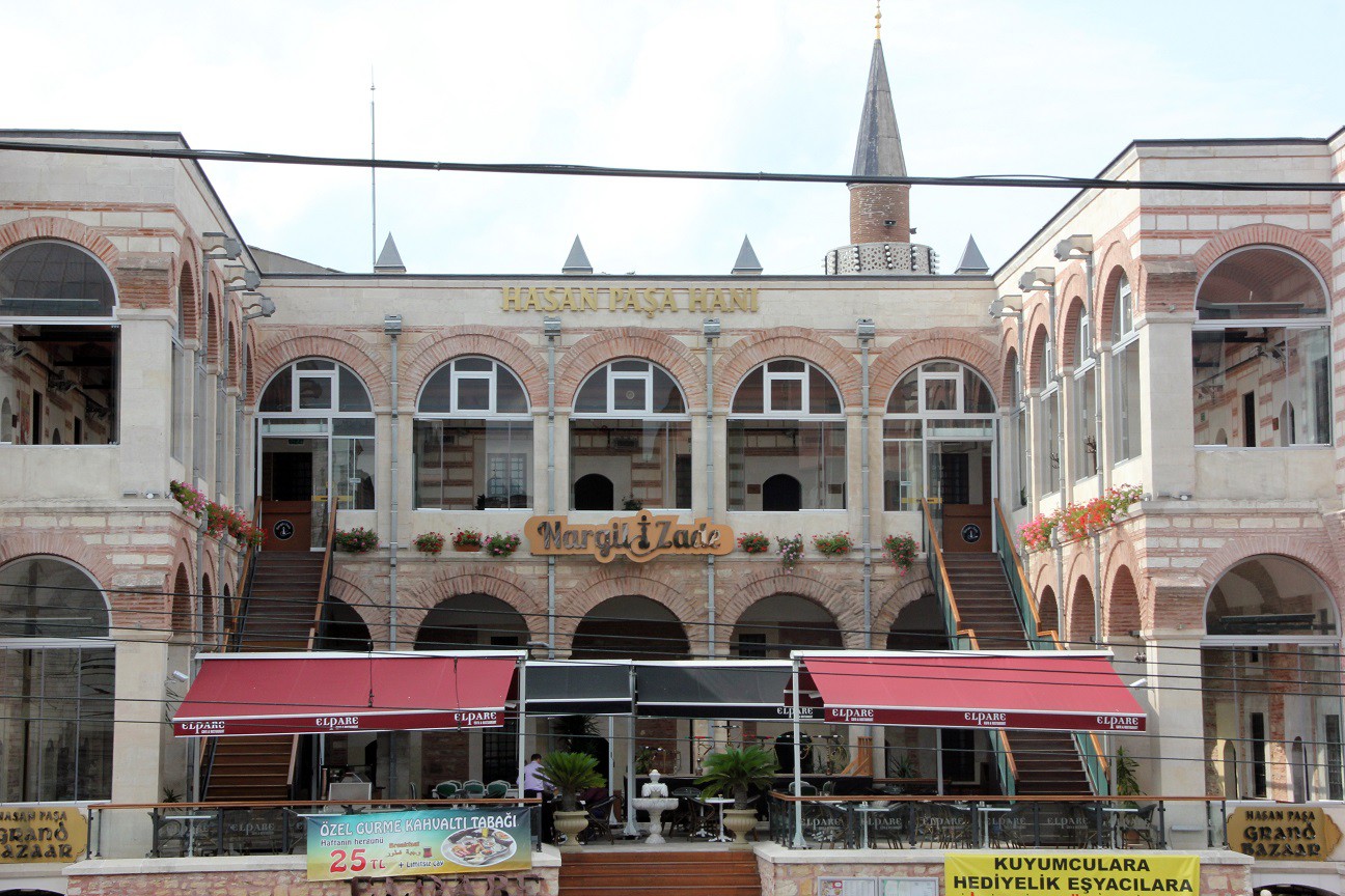 HASAN PAŞA HANI (Süpürgeciler Hanı): Beyazıt-Laleli arasındaki Ordu Caddesi üzerinde olan bu yapı, 1745'te Sadrazam Seyyit Hasan Paşa tarafından inşa ettirildi. Mimarlığını Mustafa Çelebi yaptı. Hanın kitabesinin de bulunduğu kuzey kanadı 1958’de Ordu Caddesi açılırken yıktırılmış olduğundan özgün durumunu kaybetti. Bu tarihten sonra süpürge yapan esnaf, hanın geriye kalan kısmına yerleşmiş olduğundan “Süpürgeciler Hanı” olarak adlandırıldı. Günümüzde ise süpürgeciler burayı terk etti ve yerine önce deri malzemeleri satan dükkanlar yerleşti, şimdi de kafeteryaya dönüştü.
