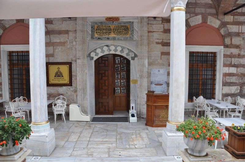 HÜRREM SULTAN HAMAMI: Mimar Sinan’ın Hürrem Sultan için yaptırdığı büyük çifte hamam. Tarihi yarımadada, Sultanahmet Cami ve Ayasofya Müzesi’nin tam ortasında yer alan Ayasofya Hürrem Sultan Hamamı, hamam, restoran ve kafe bölümleri ile üç dönümlük alana yayılıyor.