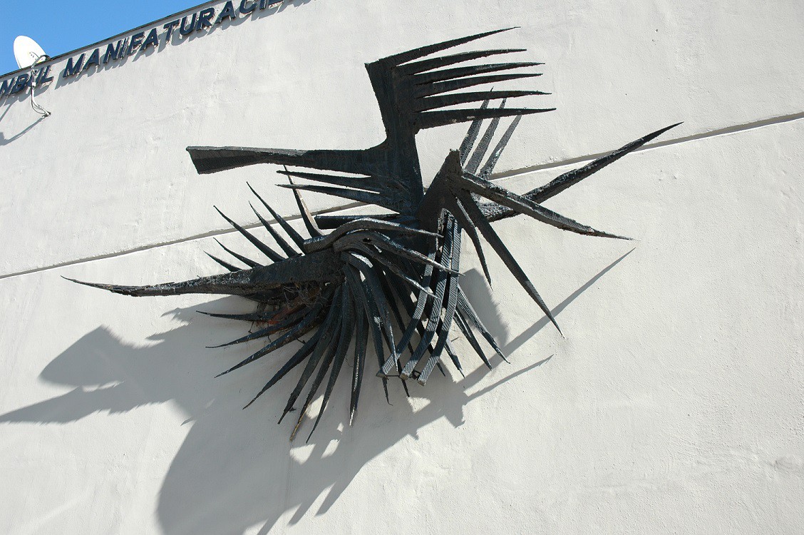 İSTANBUL MANİFATURACILAR ÇARŞISI (İMÇ): İMÇ, perde-döşemelik kumaş ve müzik piyasasının merkezi olmakla ünlü. Aynı mekanda hem manifatura esnafı hem de kaset firmaları faaliyet gösteriyor. İMÇ’nin plak ve kasetçilerin olduğu blokta etrafı eskiden aşık kahveleri ve stüdyolarla çevriliyken bugün sadece enstrüman imalatçıları ve satıcıları kaldı. Duvarlardaki kabartma resimlerden bazıları da Bedri Rahmi Eyüboğlu’nun eserleri. İMÇ’de yüzlerce firma faaliyet gösteriyor.