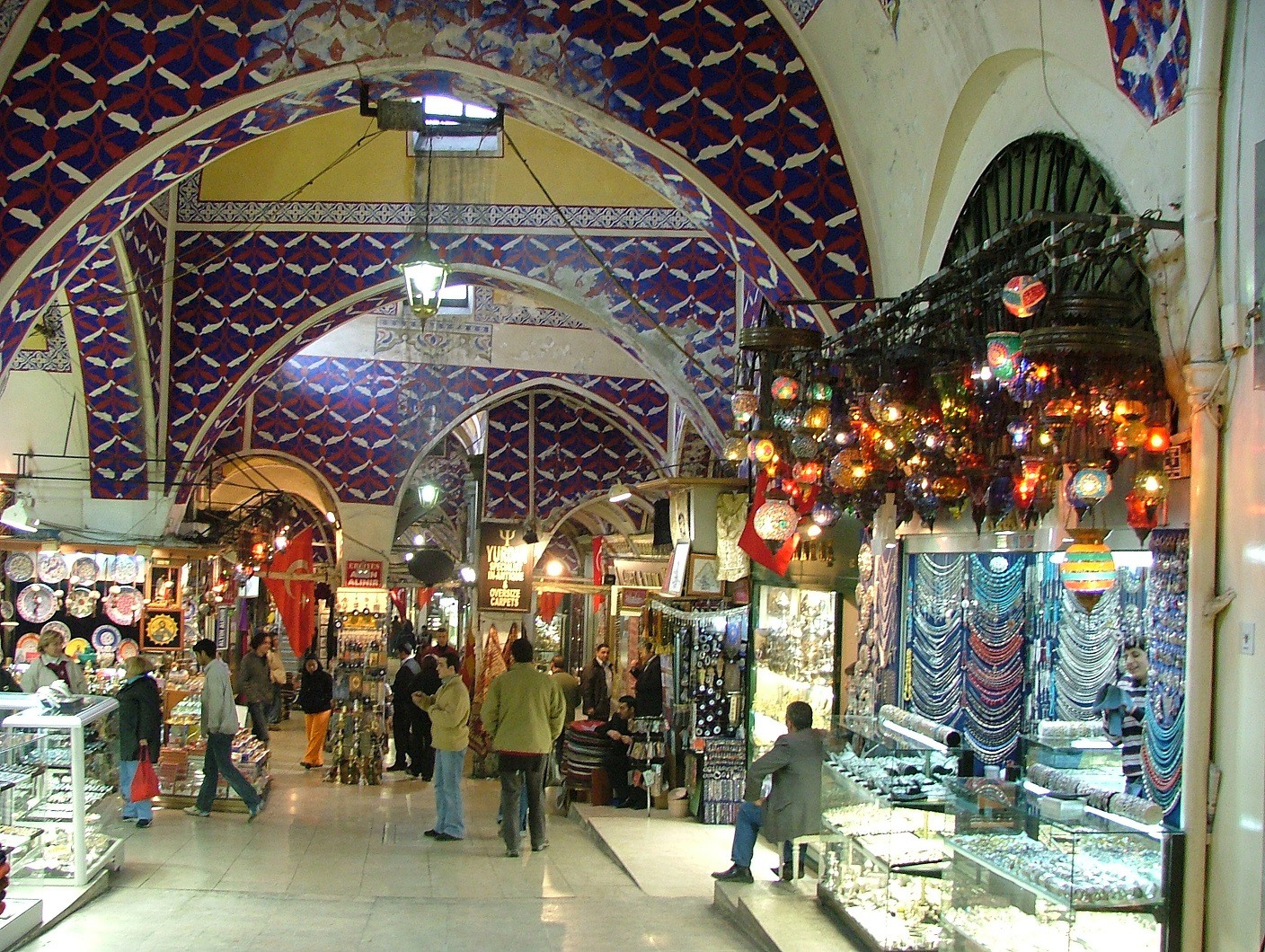 KAPALIÇARŞI: İstanbul’un en eski çarşılarından biri olan Kapalıçarşı, Nuruosmaniye ile Beyazıt Camileri arasındaki geniş alanda kuruldu. Çarşının nüvesi, Fatih Sultan Mehmet tarafından fetihten hemen sonra inşa edilmiş olan, Cevahir ve Sandal bedesteni. Kapalıçarşı, daha sonra yapılan ilavelerle genişletildi. 30 hektardan fazla bir alanı kaplamakta ve 61 sokaktan oluşmakta. Yaklaşık 1.500 metrekarelik bir alan kurulu olan iç bedesten ile 1.300 metrekarelik bir yer kaplayan Sandal Bedesteni çarşının yarı müstakil bölümleri. Sekiz girişi var. Binlerce dükkanın bulunduğu Kapalıçarşı içindeki 61 sokak ve caddenin çoğu Fesçiler, Serpuşçular, Tuğcular, Feraceciler, Perdahçılar, Terlikçiler, Kuyumcular, Aynacılar, Kalpakçılar gibi mesleklere göre isimlendirildi.