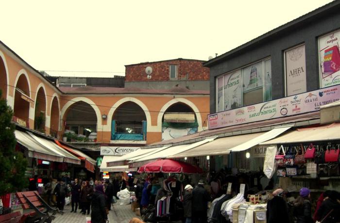 KÜRKÇÜ HAN: İstanbul’un en eski hanı Kürkçü Han, fetihten sonra yapılan ilk eserlerden. Mahmut Paşa Camii’nin kuzeyinde yer alır. Fatih’in sadrazamı Mahmut Paşa tarafından yaptırdığı camiye gelir olmak üzere yaptırıldı. Mimarı ise Atik Sinan.