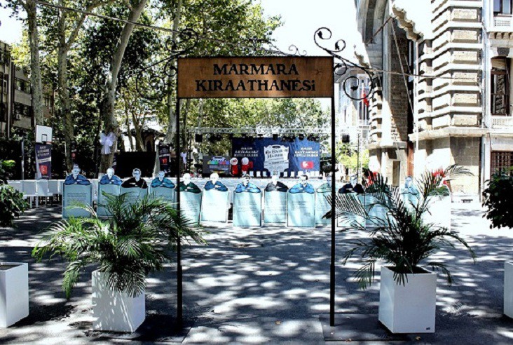 MARMARA KIRAATHANESİ: Mekan olarak sıradan bir kahvehane olan Marmara Kıraathanesi, öğretim üyesi, siyasetçi ve yazarların toplandığı bir çeşit serbest akademi. 27 Mayıs 1960’tan sonraki dönemde Sahaflar Şeyhi Muzaffer Ozak’ın dostlarından Sefer Efendi tarafından işletilen Marmara Kıraathanesi’nin ön tarafından oturanlara Marmaratör denir. Tarihçi-ressam Ziya Nur Aksun, Marmaratörlerin en önemli isimlerinden biridir. Ahmet Güner Elgin ve Mehmet Niyazi Özdemir’in Marmaratörleri anlatan kitapları var. Akademisyen Yazar Cem Sökmen de bu konuda çalışmalara imza attı.