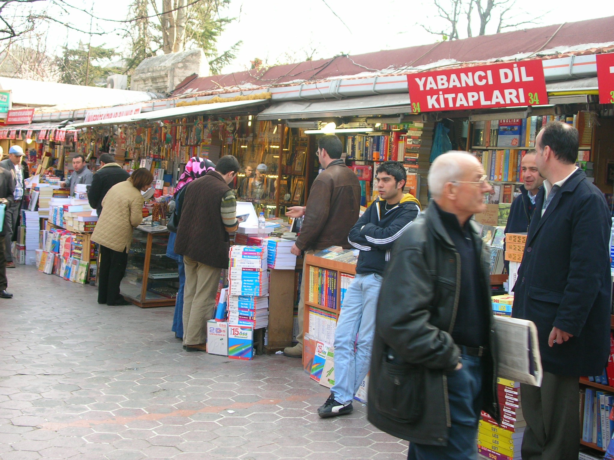 SAHAFLAR ÇARŞISI: 1460 yılında Kapalıçarşı ile beraber kuruldu. Bugünkü görünümünü 1952 yılında aldı. Çarşının Beyazıt Camii tarafındaki kapısından girişte camekanlı bölümlerde eski matbaalardan kalma taş baskı malzemesi sergileniyor. Çarşının ortasında bir de İbrahim Müteferrika büstü bulunuyor. Çarşı esnafının kuruduğu bir de Sahaflar Derneği var.