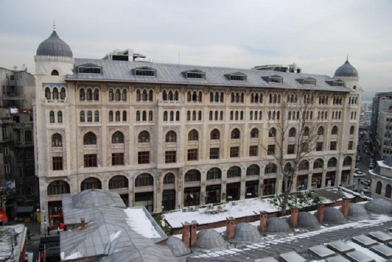 4. VAKIF HAN: Hamidiye Külliyesi’nin tam karşısında bulunuyor. Milli mimarlık akımı temsilcilerinden Mimar Kemalettin tarafından modern hayata uygun olarak yapıldı. Yapımı 1911’den 1926 yılına kadar sürdü.