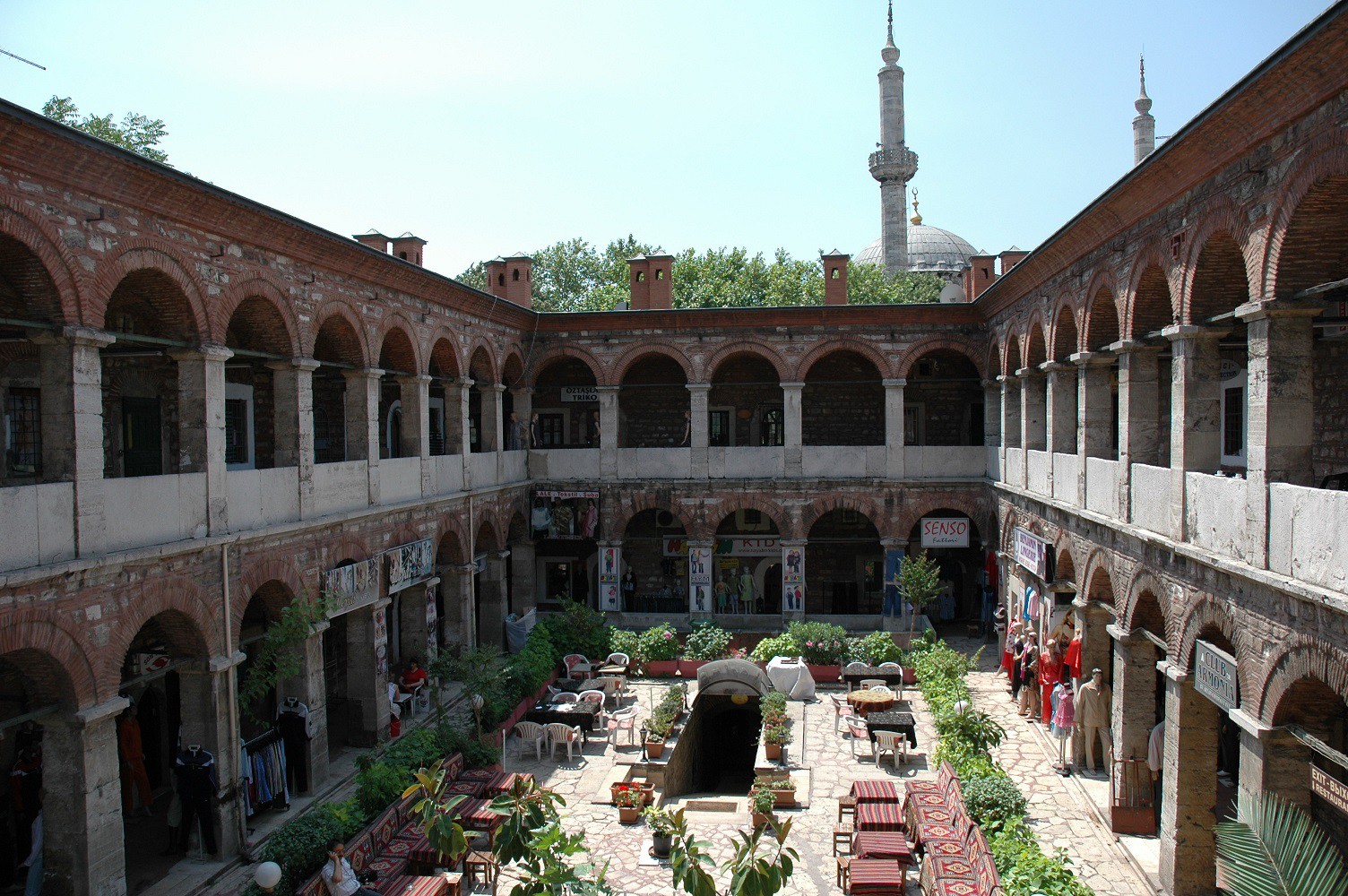 TAŞHAN: Laleli’de Fethi Bey Caddesi’nde yer alıyor. Laleli Camisi'nin vakfı olarak 3. Mustafa tarafından sipahilerin kalması için yaptırılmıştı. Askeri hüviyetli tek han. Hiç bilmeyenler Taşhan’ı “Binbir Gece” adlı bir dizi ile tanıdı. Taşhan gerçekten de gezilip görülmesi gereken, tarih ile ticaretin iç içe geçtiği, insanın içine serinlik duygusu veren ferah bir mekan. Deri giysilerin satışının yapıldığı iş yeri tabelalarından yazıldığı gibi “Tarihi Taşhan Bazaar”, insanların sürekli bir yerlere koşuşturduğu, çok fazla iş yerini içinde barındıran ve turistlerin rağbet ettiği dinamik bir yapı.
