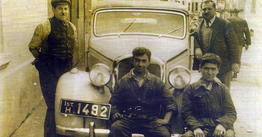 İSTANBUL DOLAPDERE SEMTİ OTO SANATKARLARININ BEŞİĞİ / İstanbul’da Harbiye ve Elmadağ semtlerinin arasında kalmış bir bölge Dolapdere. Eskiden belki de trafiğin rahatlığı ve geniş bir caddenin kıyısında uzanmasından ötürü oto tamirhanelerinin yoğunlaştığı bir merkez oldu. Usta-çırak ilişkilerinin en zorunun yaşandığı, tüm problemlerin insan gücü, zekası ve yaratıcılığı ile çözüldüğü, yokluklar ortasında ekmek kavgasının verildiği bir dünya. Buradan yetişen ustalar sadece teknik anlamda değil oto sanatkarının bir araya gelerek örgütlenmesinde, eğitiminde, çalışma hayatındaki insan ilişkilerinin temelini de atmış isimler.
Bugünün büyük işletmecileri, en iyi ustaları hep bu ocaktan yetiştiler. Şimdi onların tüm zorluklarla baş etmeleri, çırakları eğitim merkezine gönderme istekleri, en iyiyi isteme arzularının altında bir zamanlar çektikleri zorluklar yatıyor.
Dolapdere semtinde uğraş verenler mesleğin öncülerinin oluşturdukları oto sanayi sitelerine geçiş yaptılar. Maslak Atatürk Oto Sanayi Sitesi bu güçten doğdu. Her şeye rağmen Dolapdere semtinde büyüklü küçüklü onlarca tamir, bakım atölyesi hala faaliyet gösteriyor.