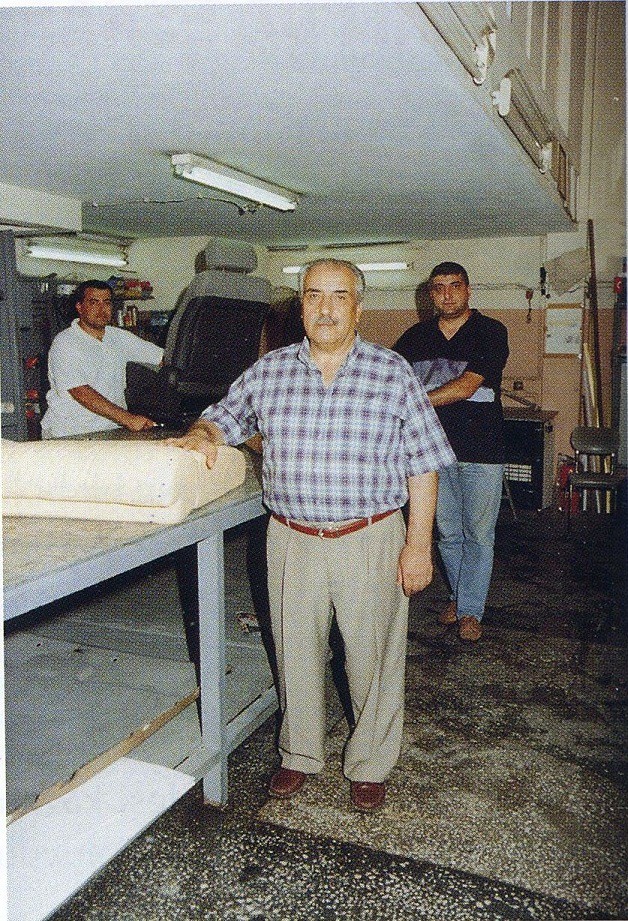 ÖMER DÖŞER / YETİŞTİRDİĞİ ÇIRAK VE KALFALARIN SAYISI BİLİNMİYOR / Erzurum doğumlu olan Ömer Döşer 1952 yılında İstanbul’a geldi, Taksim Talimhane bölgesinde zamanın çok değerli ustalarından olan Artin Usta’nın yanında çalışmaya başladı. 1966 yılında Şişli’de kendisine ait bir iş yeri açtı. Sokak aralarında park yeri olduğu ve dükkanların geniş olmamasından dolayı 1975 yılında Maslak’taki Oto Sanayi Sitesi’nde kendi dükkanına taşındı. O zamanlarda şehrin dışında kalan ama düzenli bulduğu için taşınmayı uygun gördüğü Maslak’taki Atatürk Oto Sanayi Sitesi’ne ilk dükkan açanlardan biri olan Ömer Döşer, faaliyetlerine burada devam etti. Meslek hayatı boyunca işini hep çok severek yaptı. Sayısını bilemeyecek kadar kalfa ve usta yetiştirdi.