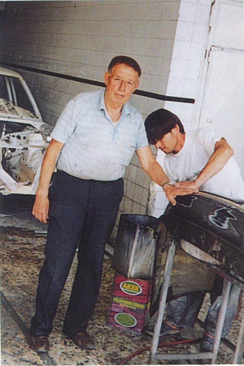 ARTİN USTA: HARUTHUN ÇİLİNGİR / EN KIDEMLİ OTO SANATKARLARI UNVANINA SAHİP OLDU / Maslak Atatürk Oto Sanayi Sitesi 1. Kısım’da kendisine ait servisinde oto boya-kaporta konusunda hizmet veren Haruthun Çilingir, işi başında faaliyet gösteren en kıdemli oto sanatkarları unvanına sahip. 1931 Doğumlu olan Haruthun Çilingir, 1945 yılında 14 yaşındayken çırak olarak başladığı mesleğini, 1956 yılında Dolapdere’de açtığı oto boya dükkanıyla esnaf olarak kesintisiz sürdürdü. Artin Usta lakaplı Haruthun Çilingir ileri yaşına rağmen aktif olarak her gün erken saatte işine başladı ve geç saatlere kadar da hiç durmadan çalıştı. En son 1975 yılında geldiği Maslak Atatürk Oto Sanayi Sitesi 1.Kısım’da faaliyetlerini sürdürdü. Artin Usta, İstanbul Oto Sanatkarı Esnaf Odası üyesi olarak mesleğe uzun yıllar emek verdiği için bir plaketle onurlandırdı.